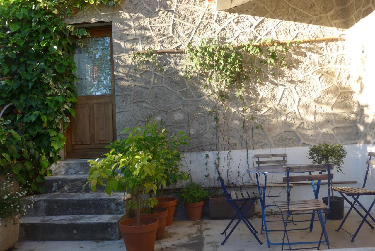 La Colline Bleue Acomodação com café da manhã Banne Exterior foto